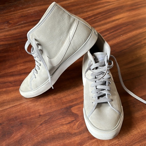 Grey Nike high tops in women’s size 8.5 - Picture 2 of 4